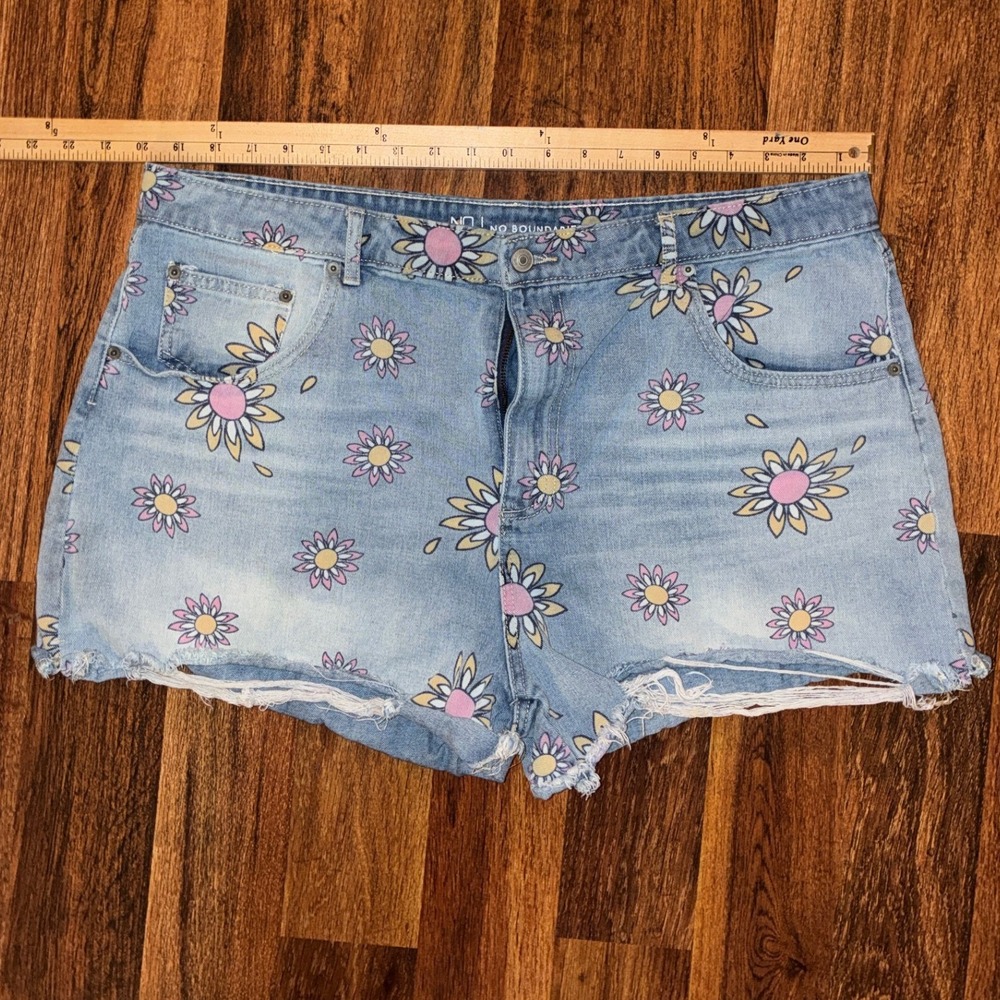 No Boundaries Floral Daisy Print Denim Shorts Light Wash Frayed Hem Womens 21